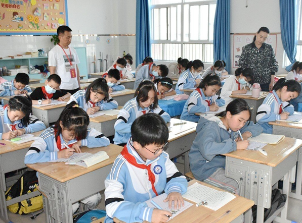 采用名校薄弱校新建校合作校的办学形式辐射带动多校区协同